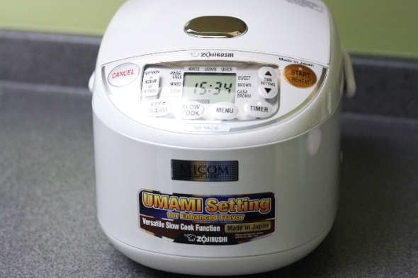 https://www.thelittlekitchen.net/wp-content/uploads/2011/09/zojirushi-rice-cooker-2.jpg