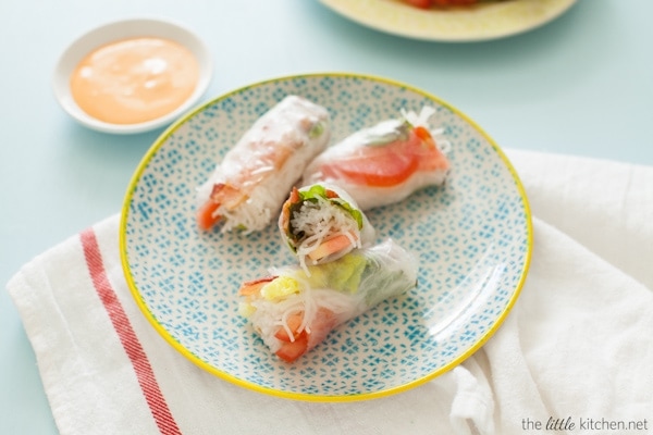 Bacon, Lettuce & Tomato (BLT) Spring Rolls with Sriracha Mayo Dipping Sauce from thelittlekitchen.net