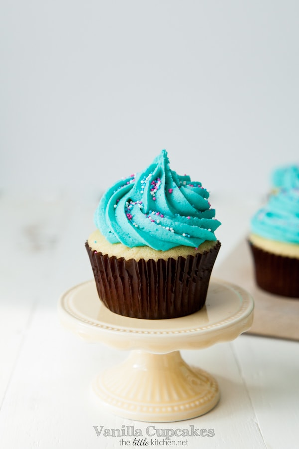 https://www.thelittlekitchen.net/wp-content/uploads/2015/08/vanilla-cupcakes-made-with-almondmilk-the-little-kitchen-20974.jpg