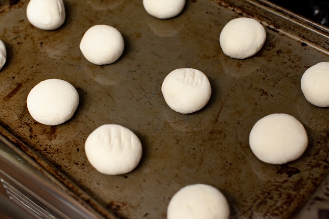 Cheddar Cheese Cloverleaf Rolls from thelittlekitchen.net