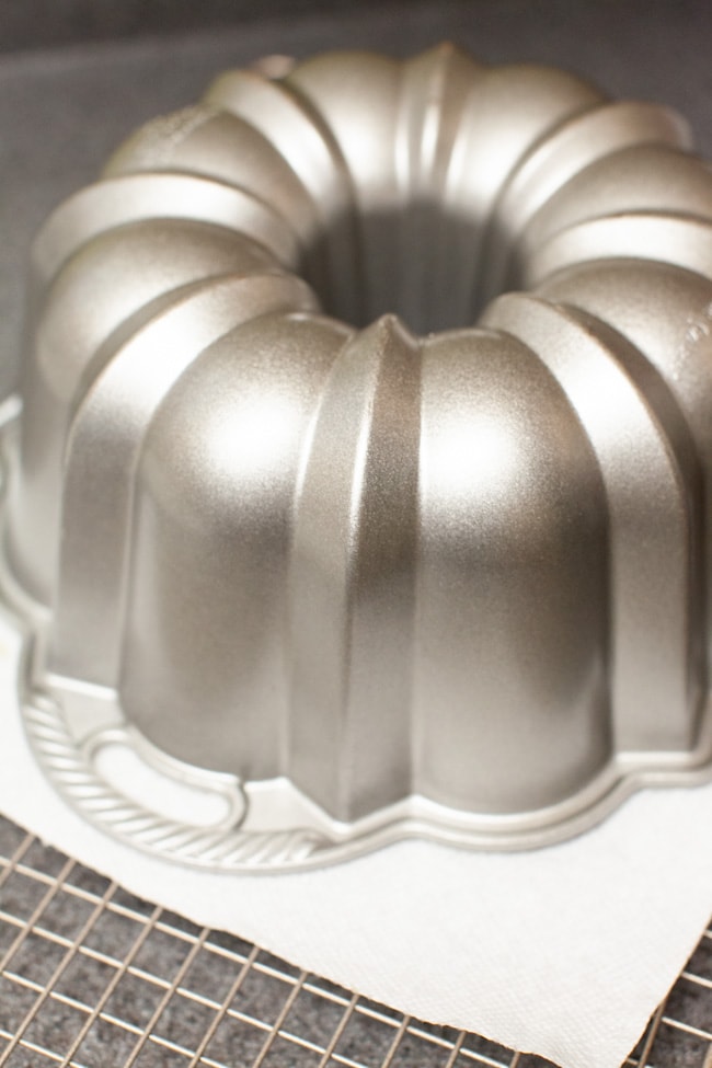 Bundt cake pan